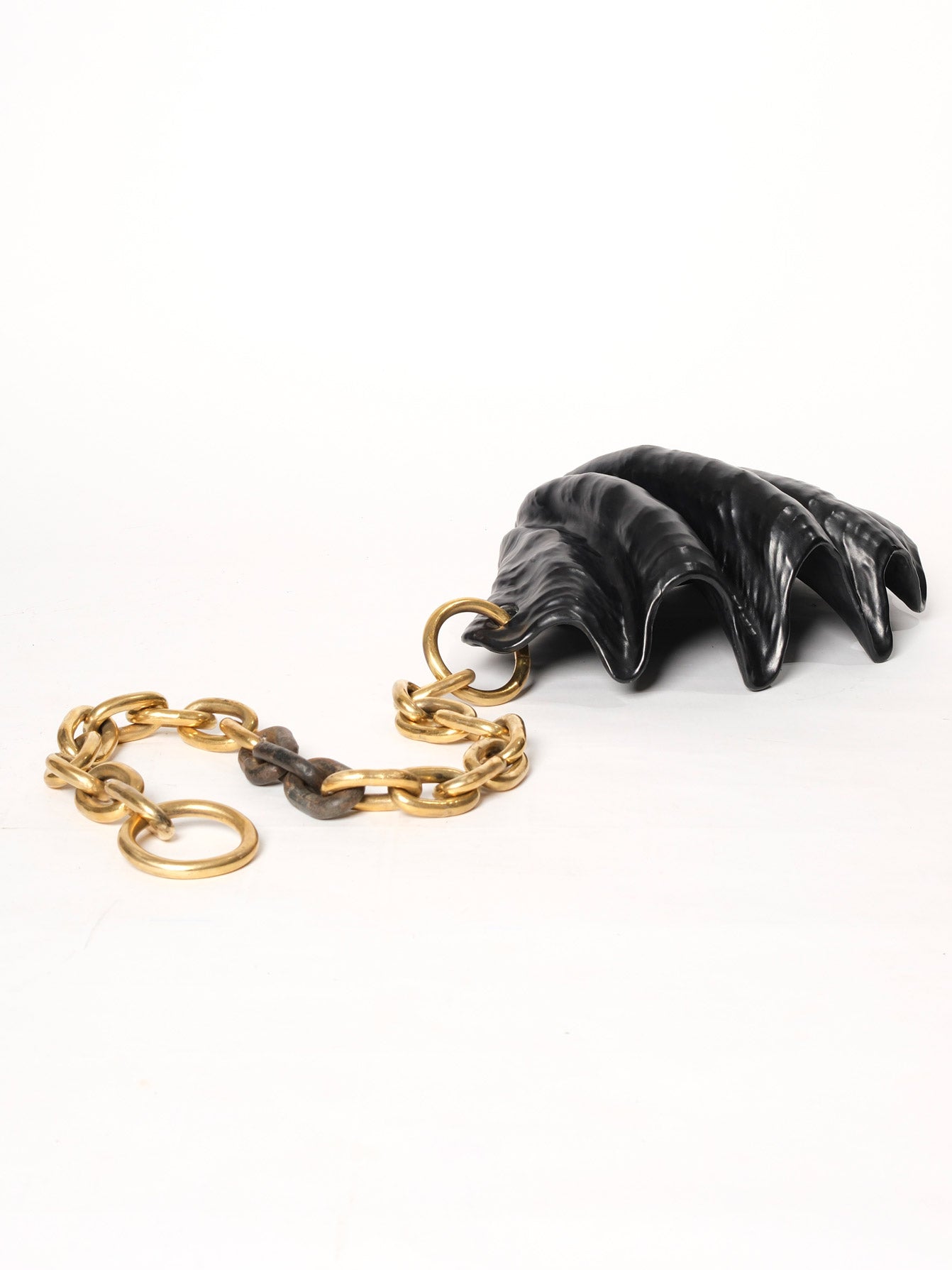 Chained Giant Leather Oyster